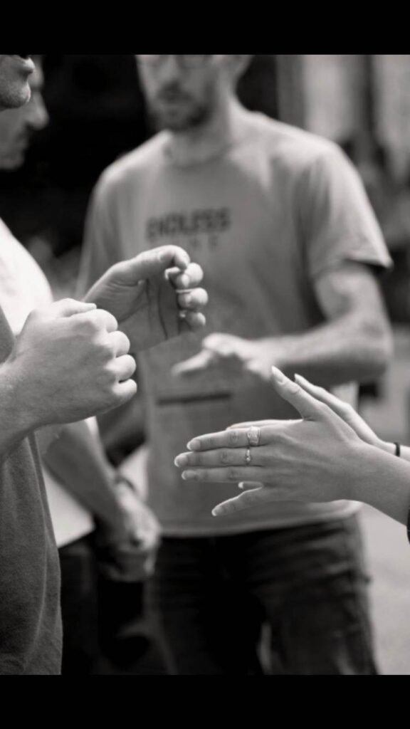 des mains se rapprochant pendant un exercice hypnotique